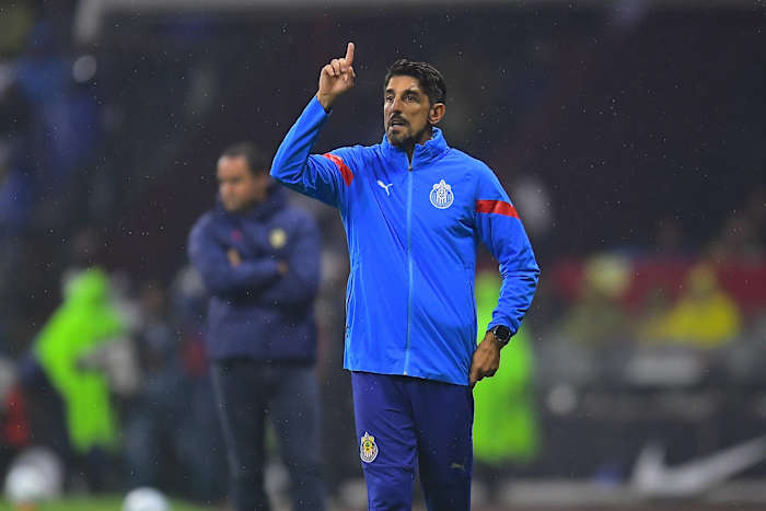 Veljko Paunovic alsa el dedo